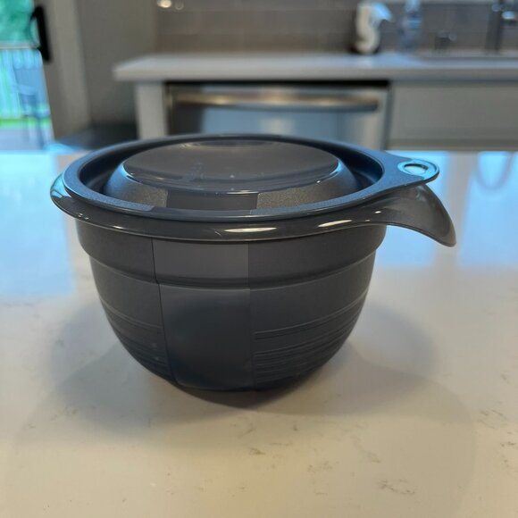 New Never Used Tupperware Mixing Bowls and Measuring Cup Set - Picture 9 of 16